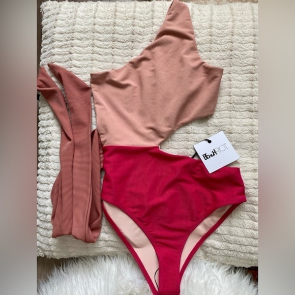 Carlie One Piece in Rouge Color Block • Size Medium •NWT - Picture 2 of 6